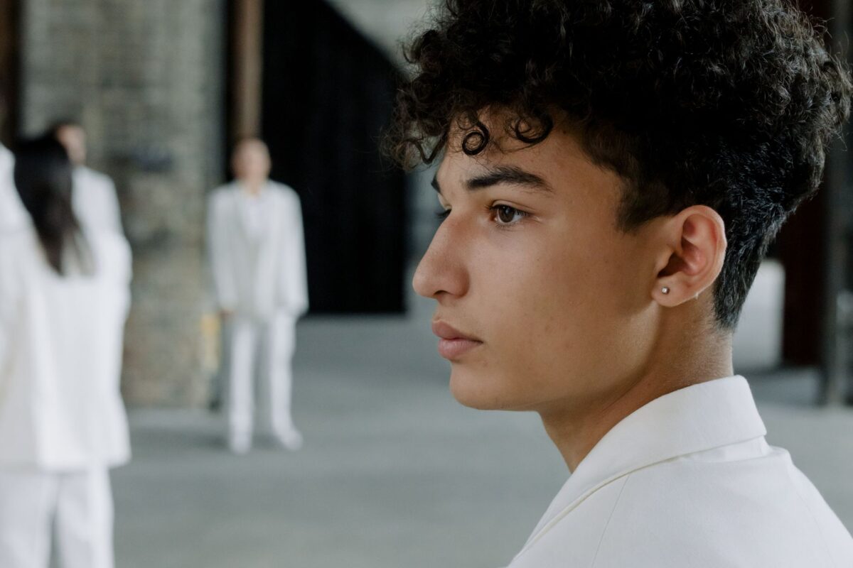 coupes homme frisé undercut bouclé shag